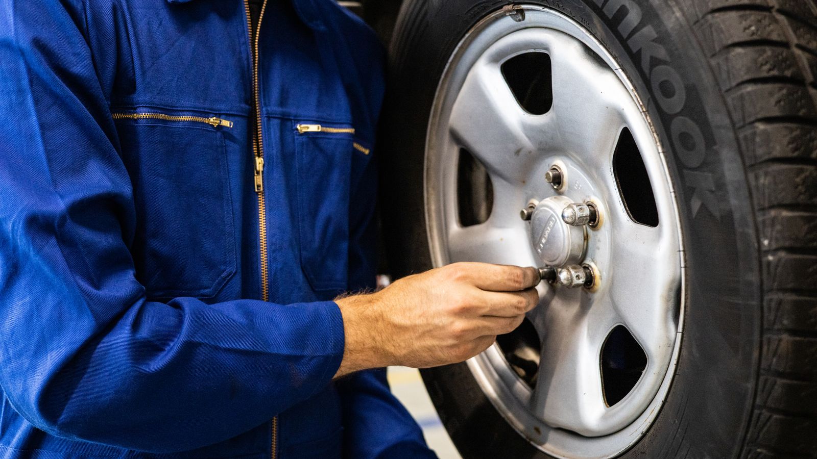 Automotive tutorials: Garage-tested maintenance, roadside fixes, specifications, and serious safety notes.
